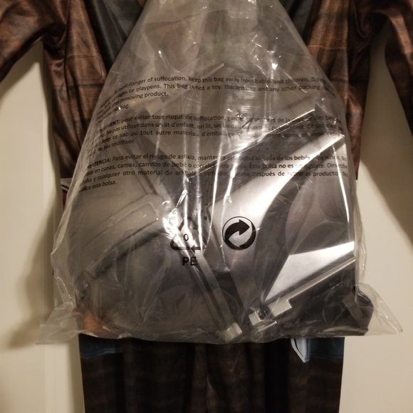 Star Wars Mandalorian Costume with cape, belt, gloves (2 right hands) , and mask - Picture 8 of 11